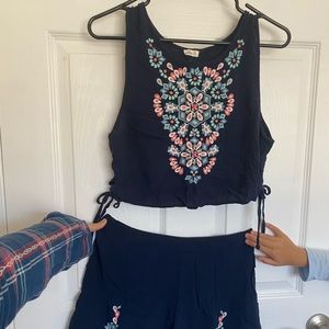 Hollister 2 piece embroidery set